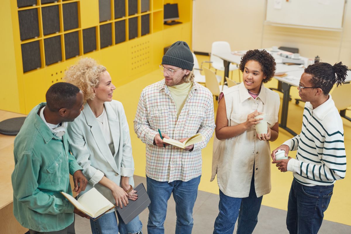 Equipo conversando en un espacio de trabajo luminoso y colorido