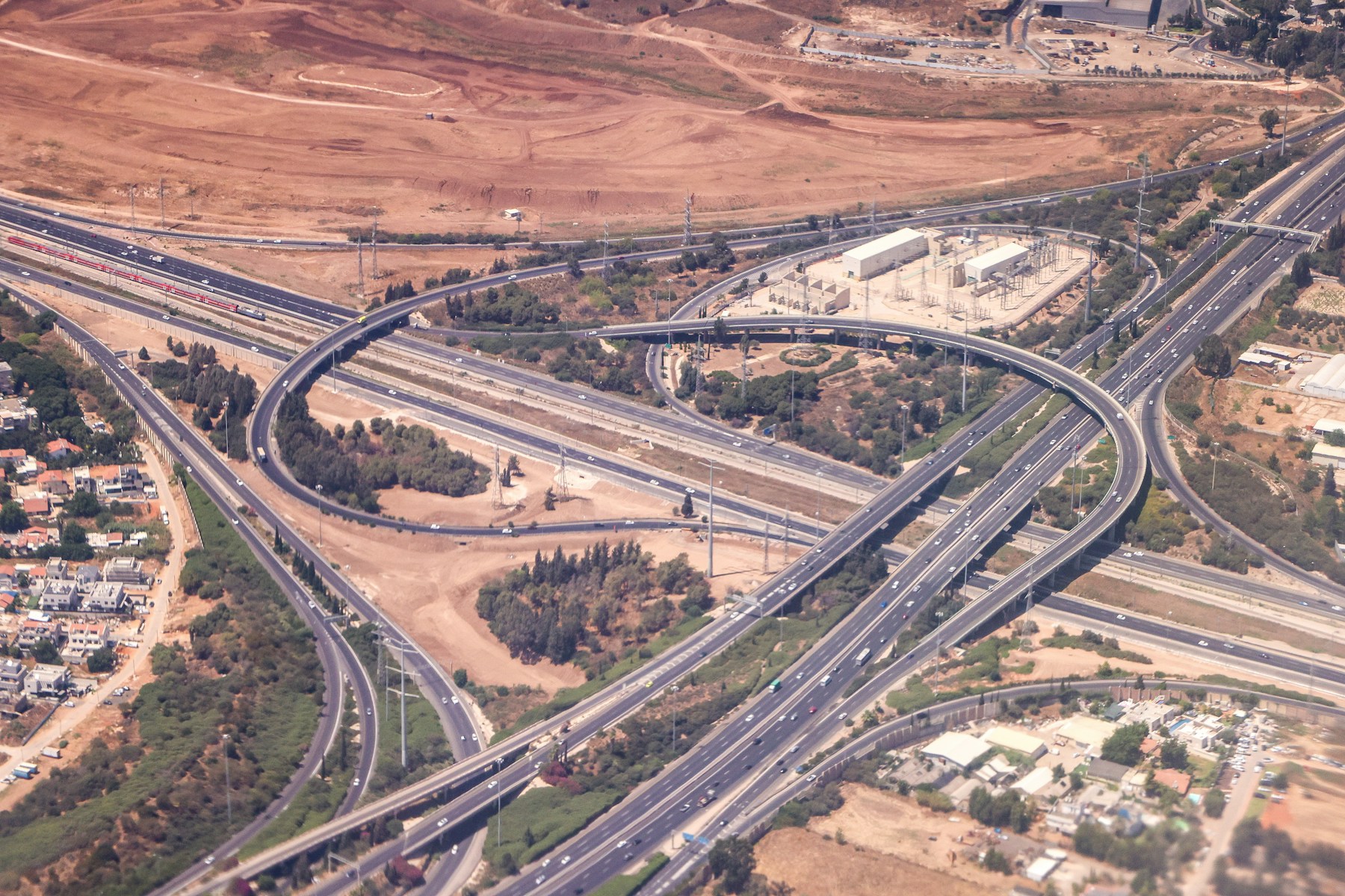 Vista aérea de una red de infraestructuras de transporte